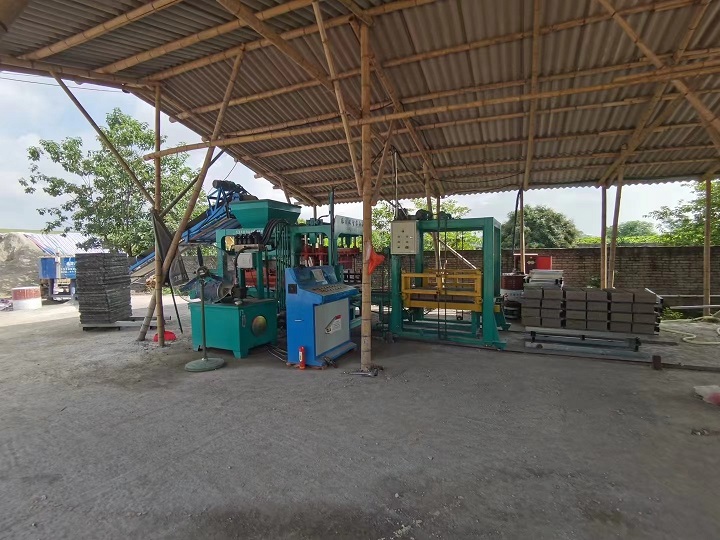	 多功能免燒磚機小型磚機移動磚機 真空磚機 	 Multi-functional unburned brick machine small brick machine moving brick machine 	 Vacuum brick machine 	 	 自動化液壓磚機”顧名思義就是以“液壓”液壓為動力生產(chǎn)的磚機械設(shè)備，是 主流型號 的大型磚機。 不同于“振動磚機”和“振動壓磚機”的三種動力，成型方式是不一樣的。它使用廣泛的原料， 如 石材， 水泥，煤矸石， 粉煤灰， 砂，鋼渣，火山渣